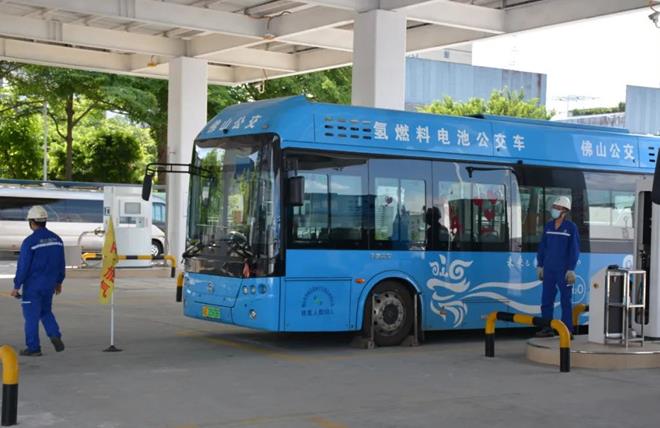 在南庄制氢加氢加气一体化站，氢燃料电池公交车正在加氢