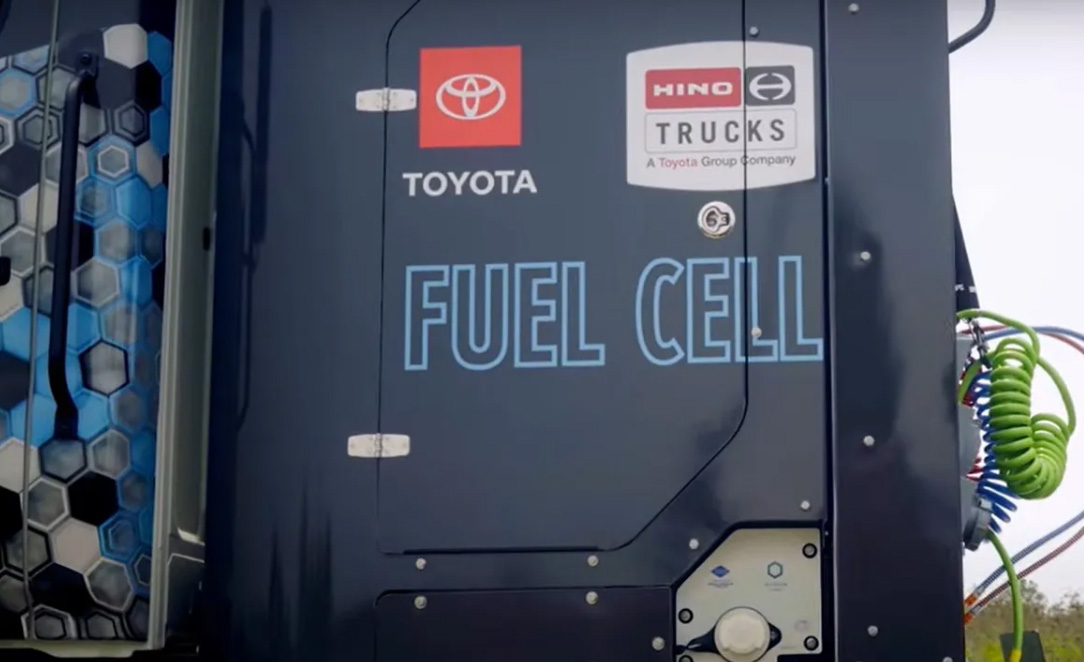 日野卡车展示氢燃料电池卡车原型 .jpg