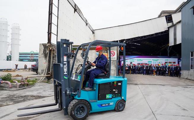 氢能玩出新宽度！我国第一台氢能叉车应用整体解决方案在南海落地.jpg