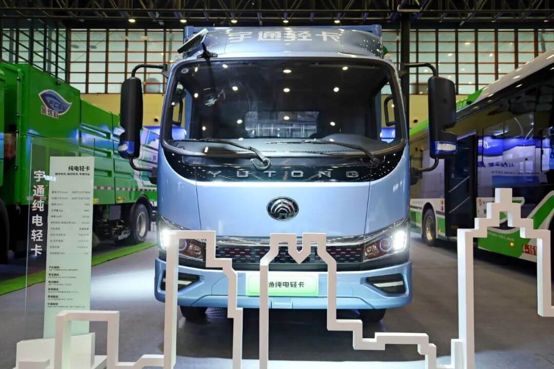 宇通新能源产品亮相2023第十一届郑州国际新能源汽车博览会.jpg