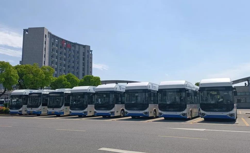 锋源氢能配套！6辆氢能公交在平湖市正式上线运行.jpg
